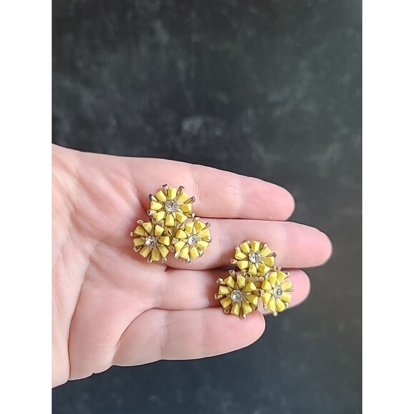 Coro Yellow Flower Screwback Earrings Vintage - Picture 1 of 10
